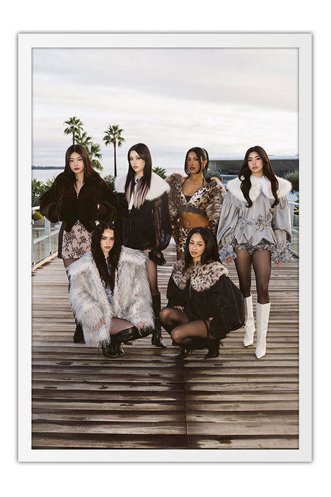 Poster KATSEYE - K-Pop - Artistas Pop - Moldura branca