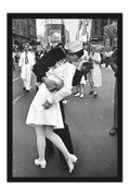 Poster V J Day in Times Square Marinheiro Beija Mulher - Fotografias - Moldura preta
