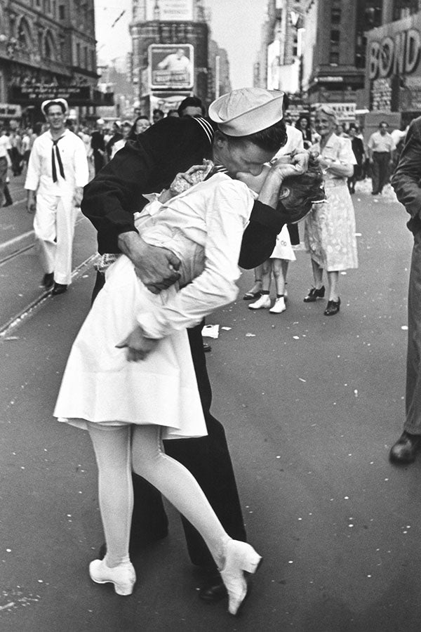 Poster V J Day in Times Square Marinheiro Beija Mulher - Fotografias - Pôster sem moldura