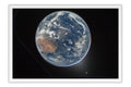 Poster Missão Artemis II - Terra vista do espaço - Universo - Moldura branca